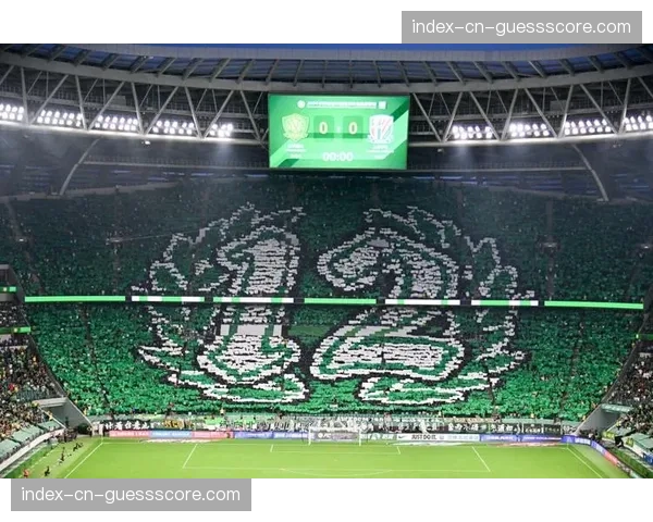 朗斯球迷在北看台打出巨幅TIFO，致敬俱乐部成立百年